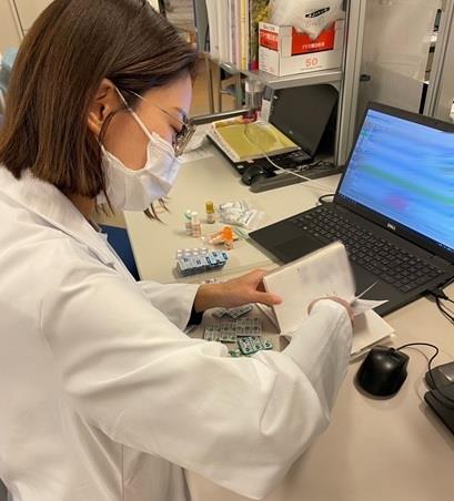 入院患者さまの常用薬を確認しています