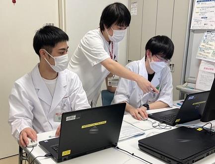薬学生実務実習指導風景