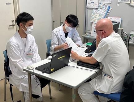 薬学生実務実習指導風景